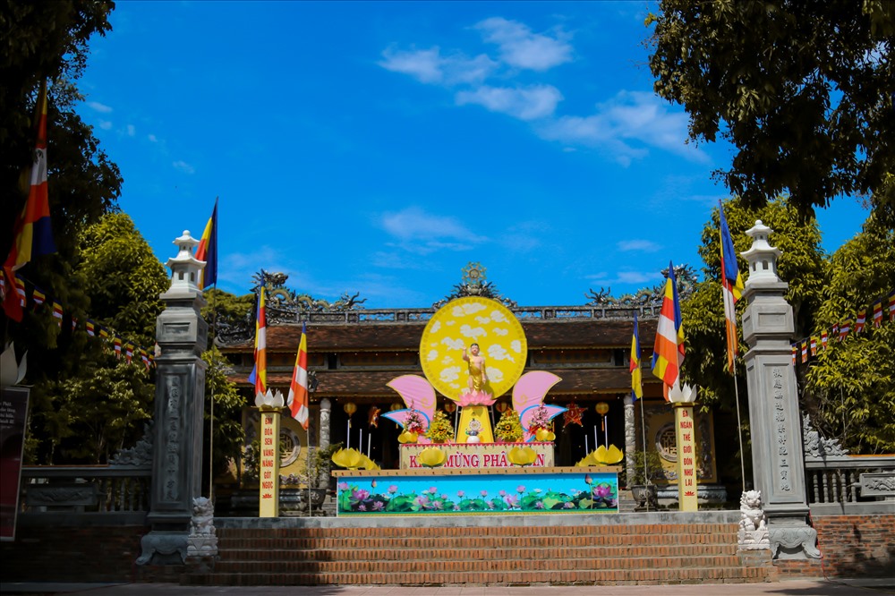Tham quan, chiêm bái chùa Báo Quốc dịp lễ Phật Đản