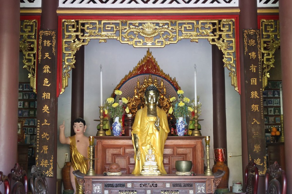 Khu chính điện uy nghi, đặt tượng Phật dát vàng ở vị trí trung tâm