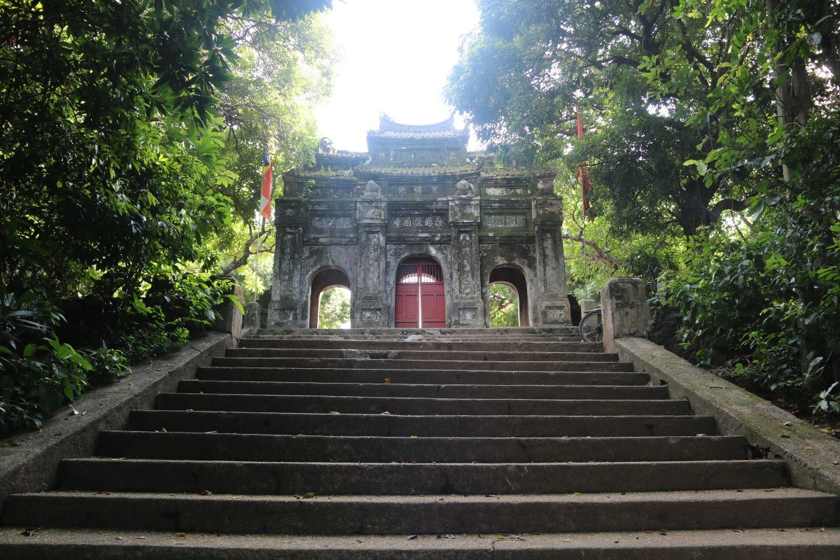 Cổng Tam Quan sừng sững với 15 bậc đá dẫn vào chùa