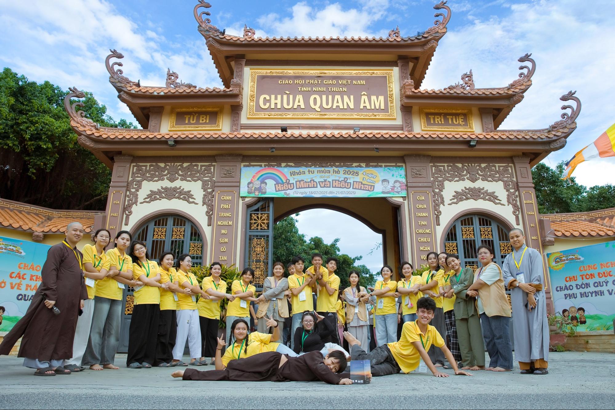 Du khách thích thú check-in trước cổng chùa Quan Âm