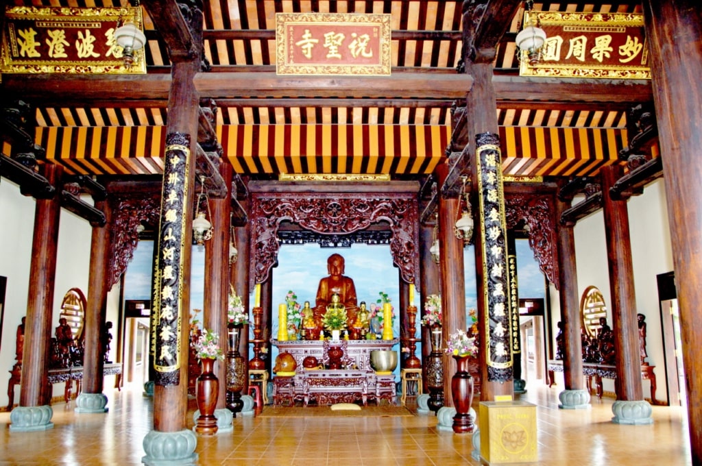 Chính điện uy nghiêm, tượng Phật và tổ sư tỏa sáng