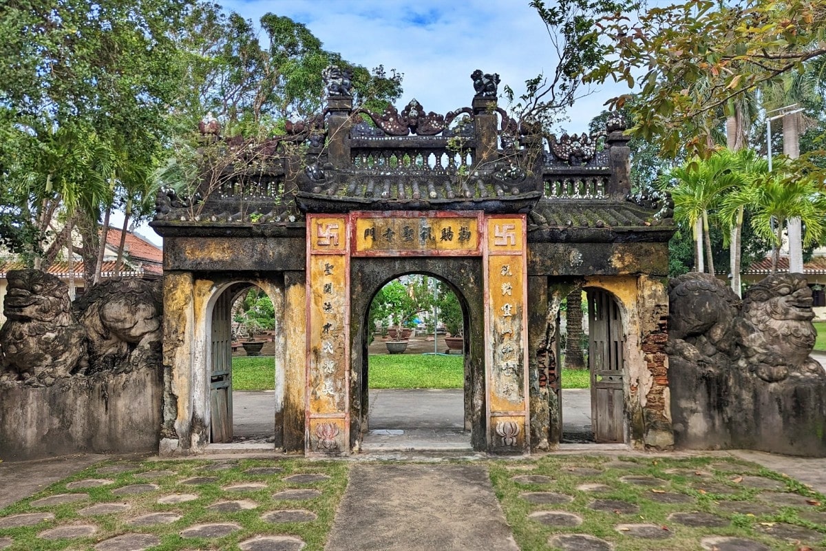 Cổng rêu phong cổ kính mở ra không gian linh thiêng, tĩnh tại