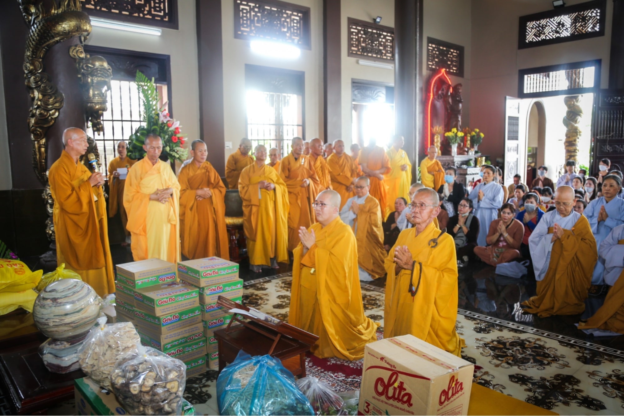Phật tử tham gia cúng bái trong gian nhà thờ