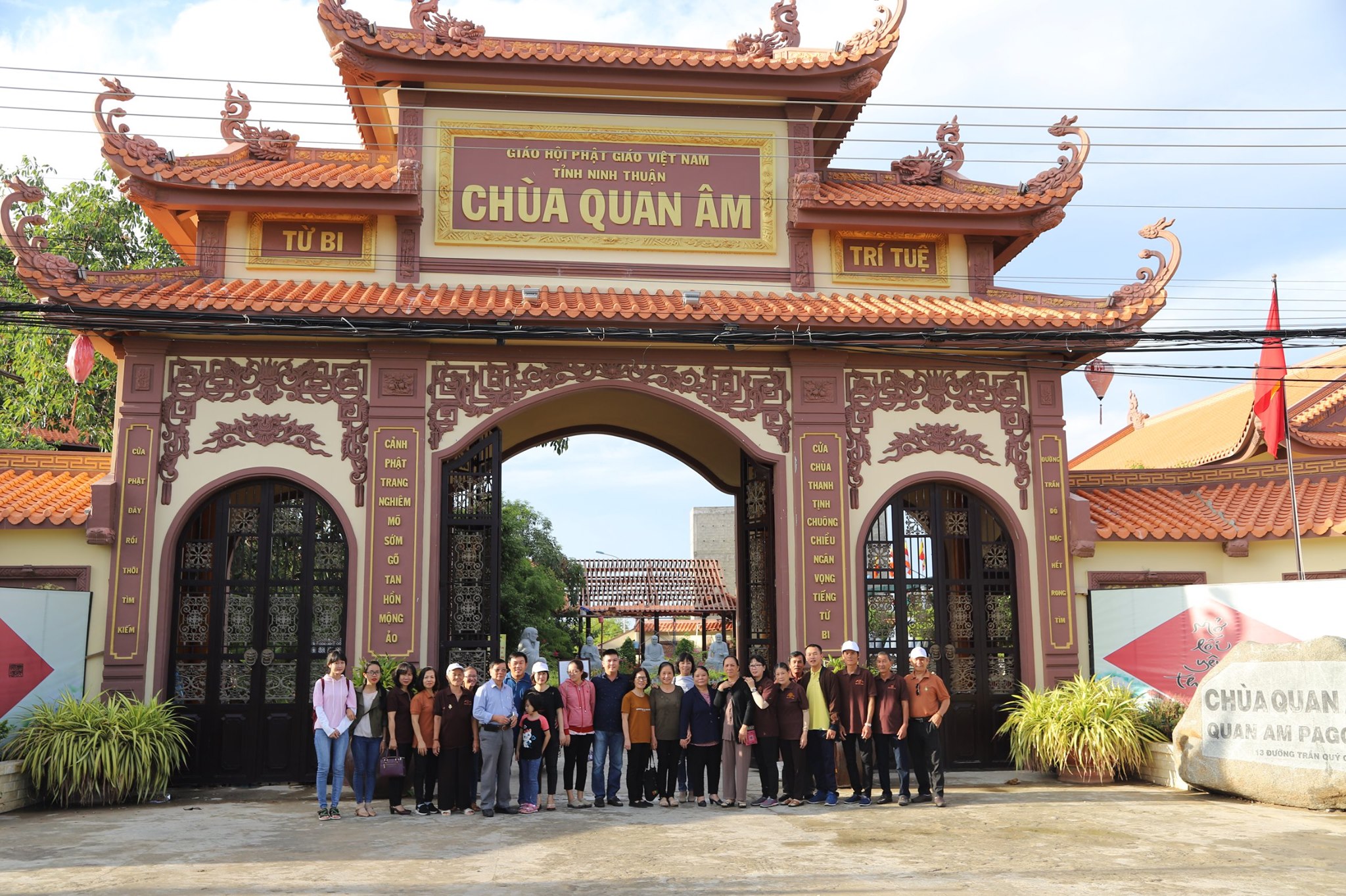 Người đến viếng chùa mặc trang phục lịch sự, phù hợp hoàn cảnh