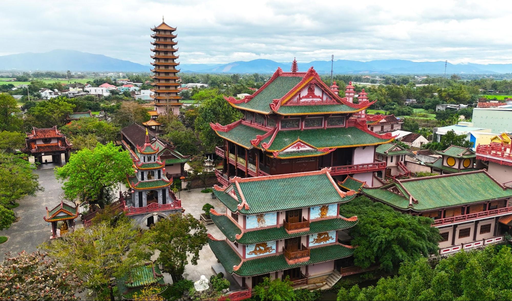 Chùa Thiên Hưng nhìn từ trên cao với kiến trúc độc đáo