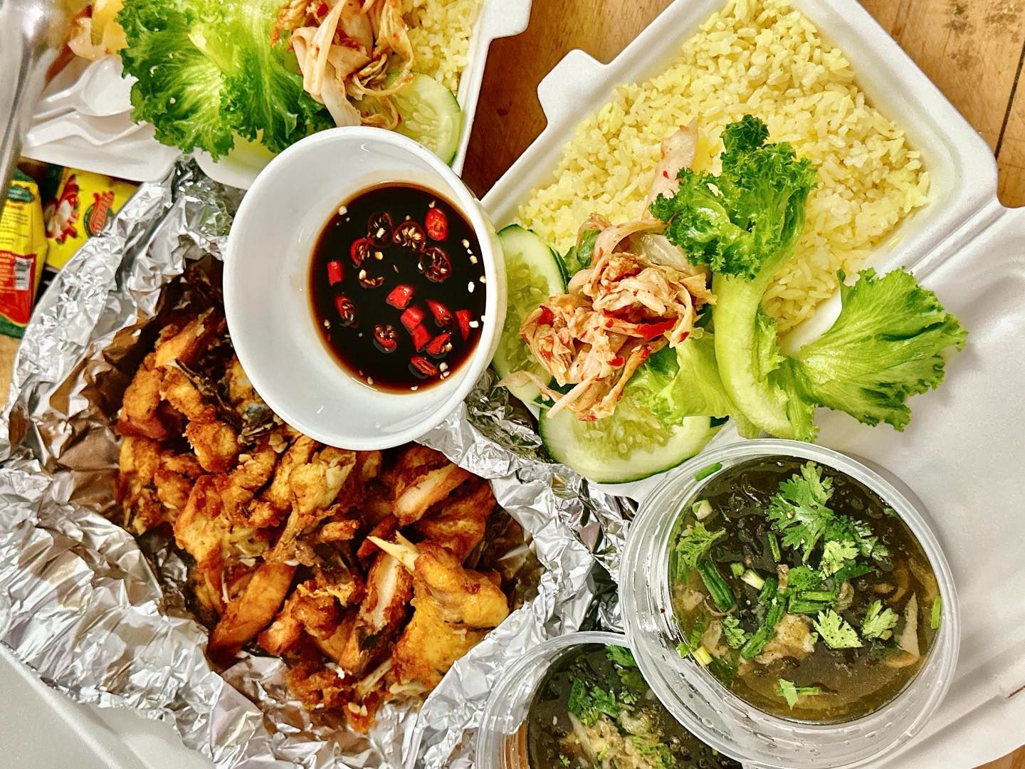 Đĩa cơm gà Quy Nhơn đầy đặn, hấp dẫn tại Gà Trống