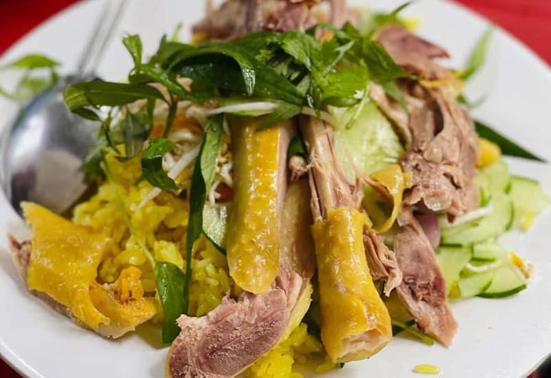 Đĩa cơm gà truyền thống với hương vị gia truyền nổi tiếng
