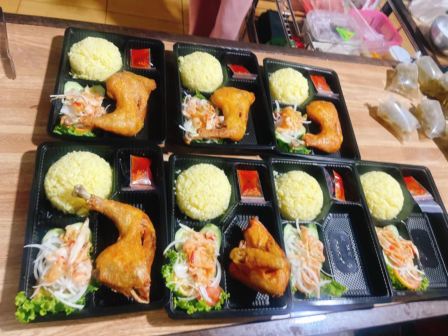 Những suất cơm gà da giòn độc đáo, vàng ươm của quán