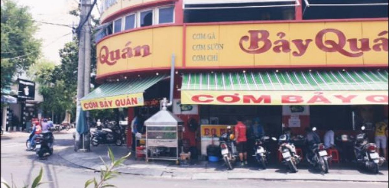Không gian quán thoáng mát, sạch sẽ của cơm gà Bảy Quán