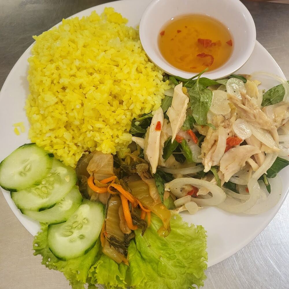 Cơm gà bóp lá chanh đơn giản mà ngon miệng