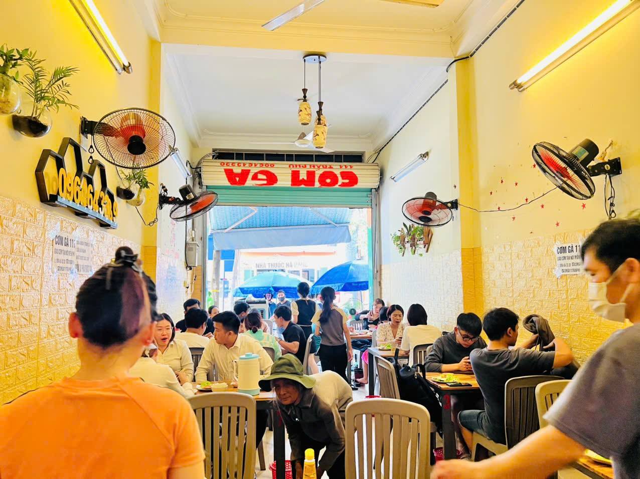 Cơm gà 111 đón đông đảo du khách đến thưởng thức