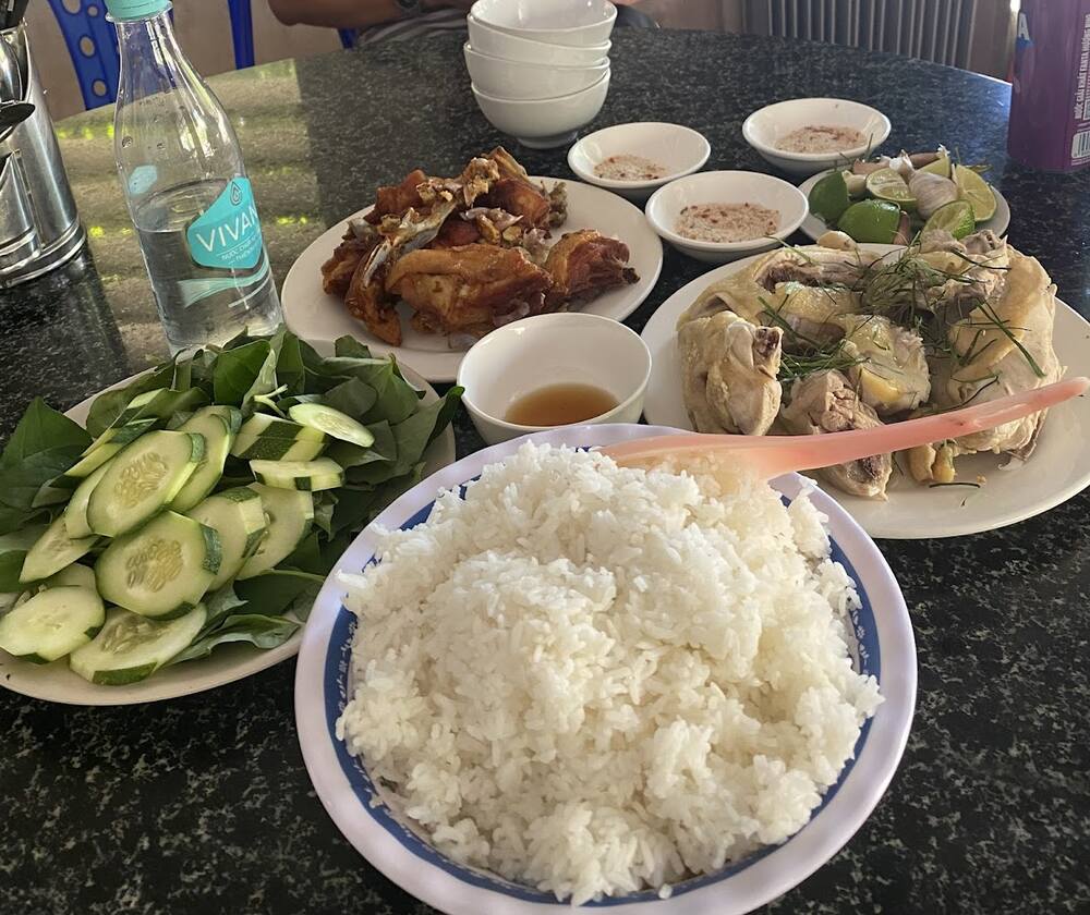 Mâm cơm gà Quy Nhơn Bà Chín giản dị, bình dân