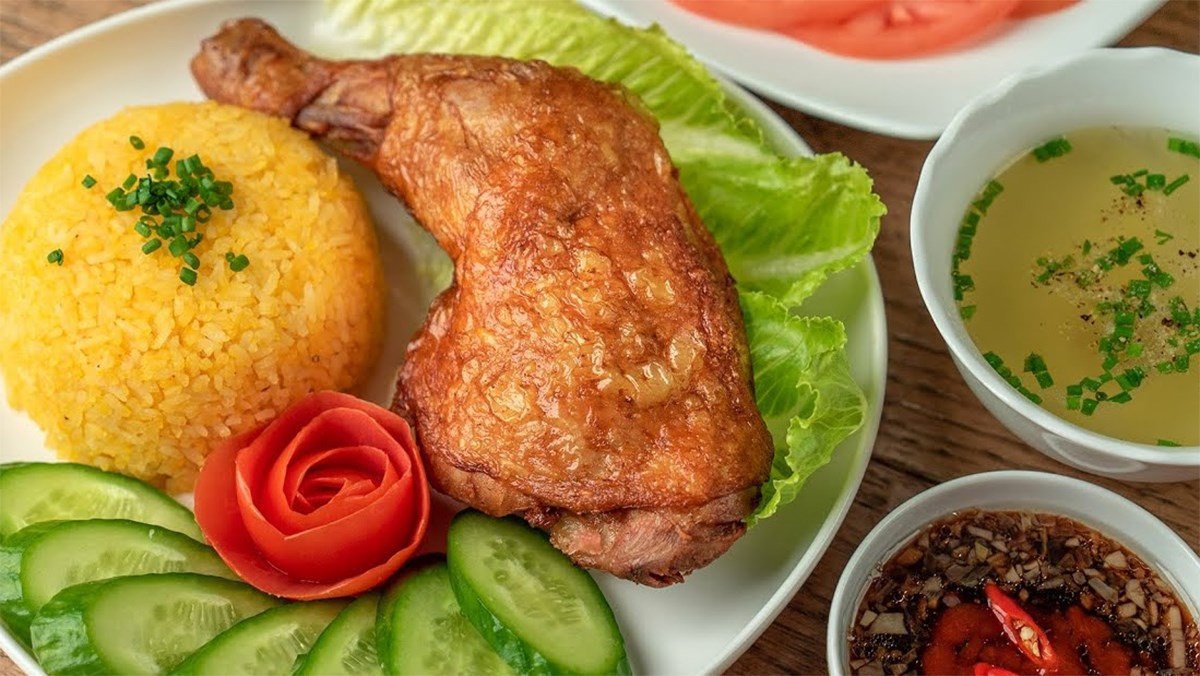 Cơm gà xối mỡ chuẩn vị tại Cơm gà Quê Hương