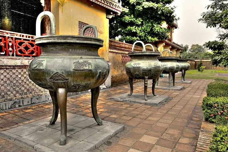 Đỉnh đồng gắn với thụy hiệu, thể hiện chủ quyền và sinh học