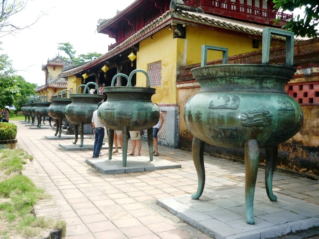 Họa tiết khắc chạm kể chuyện đất nước, thiên nhiên, vũ trụ