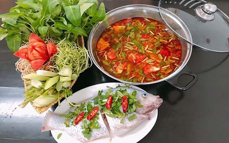 Thưởng thức món lẩu cá tại Hương Quán
