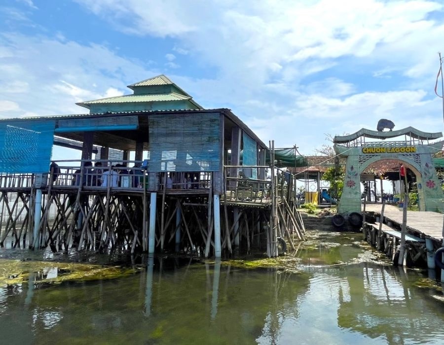 Chuồn Lagoon Quán thiết kế đặc sắc giữa đầm phá