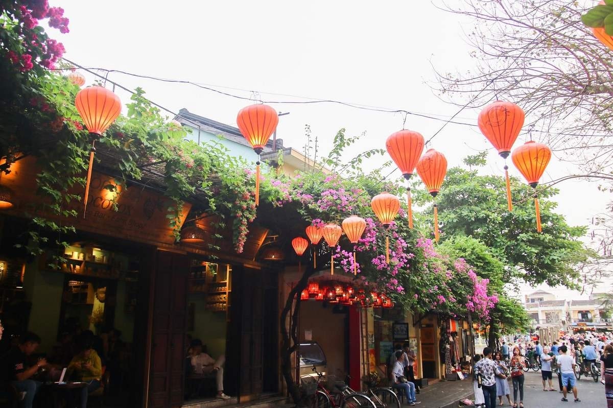 Ngôi nhà cổ phủ kín hoa giấy đỏ thắm dịu dàng