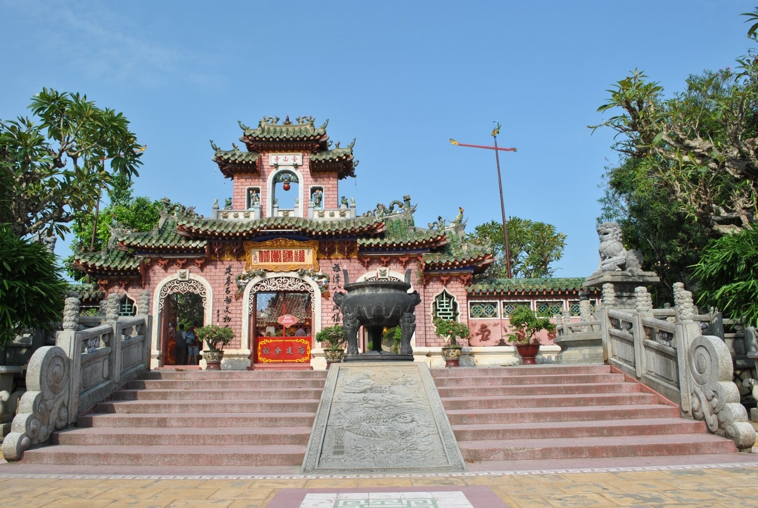 Tam quan uy nghi, rồng uốn lượn mở lối vào miền linh thiêng.