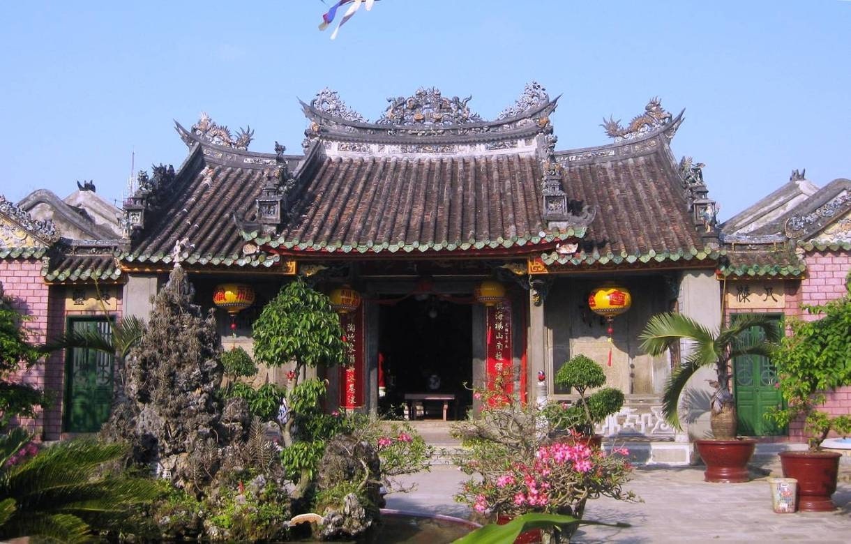 Cây cảnh, hòn non bộ hòa quyện tạo nên chốn an yên.