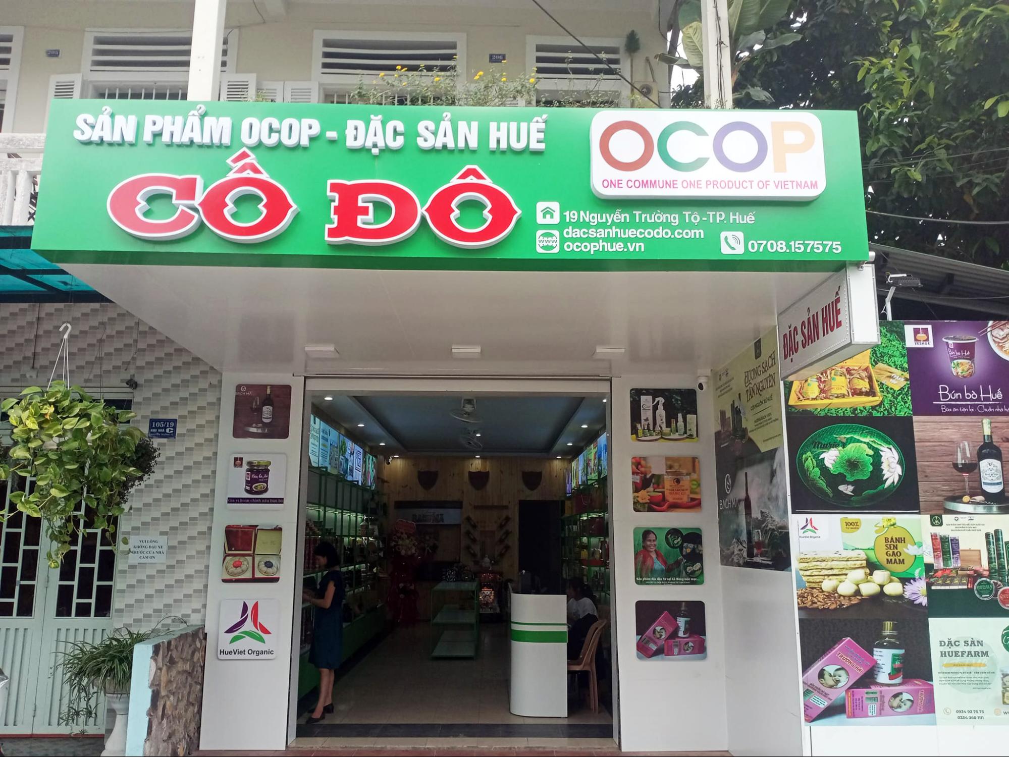 Các cửa hàng bán kẹo cau dọc đường phố cổ Huế