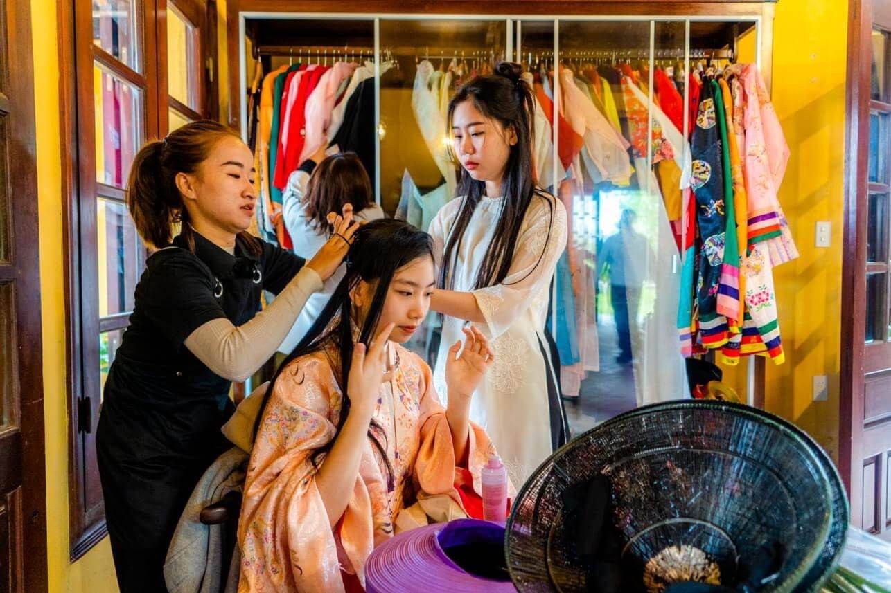 Diện trang phục cung đình tại Lầu Tứ Phương Vô Sự