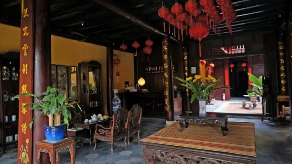 Du khách tham quan nhà cổ Phùng Hưng, sát bên Chùa Cầu Hội An