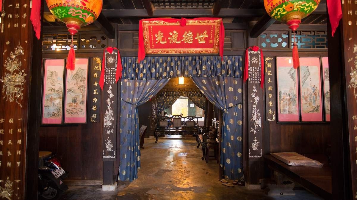 Khung gỗ lim, mái ngói âm dương và chạm khắc tinh xảo tuyệt đẹp