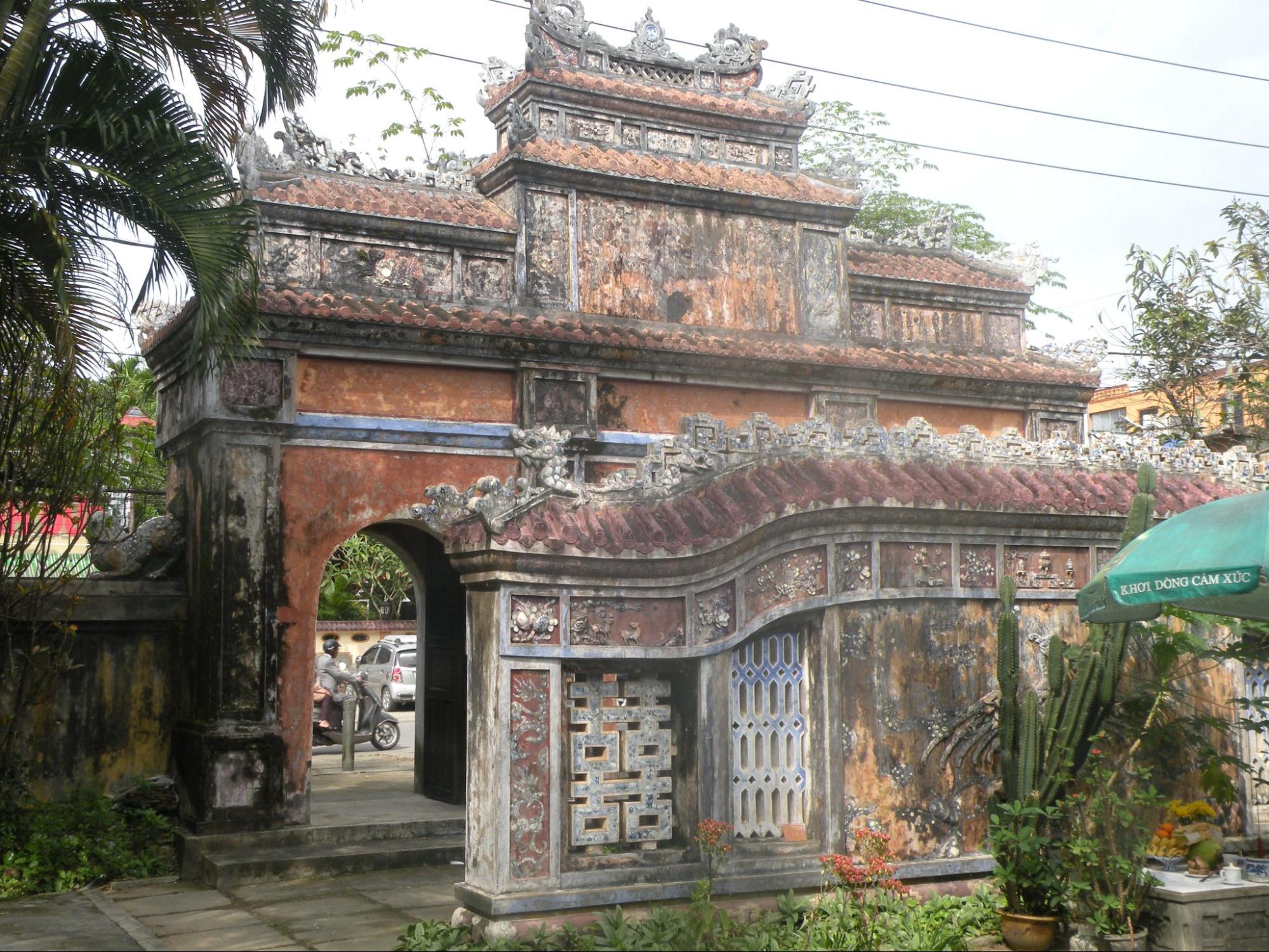 Nhà rường bố trí bình phong chắn trước lối vào, đảm bảo tính phong thủy