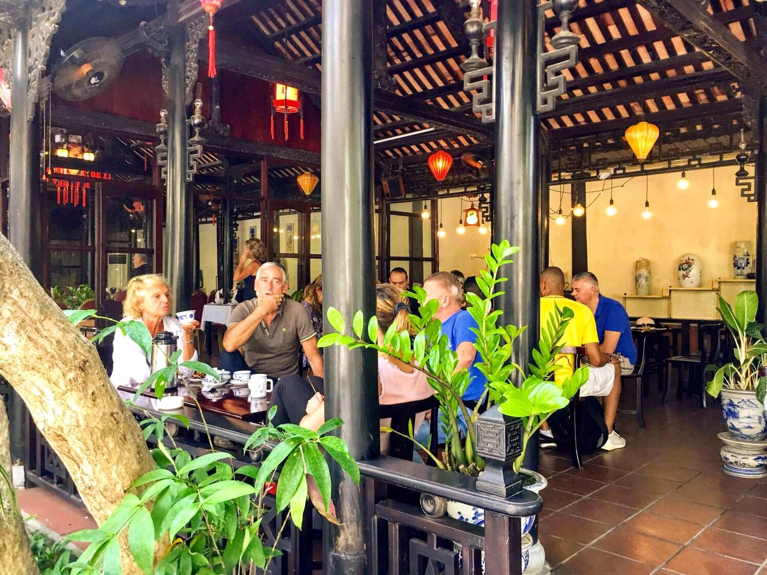 Thưởng thức cà phê trong không gian nhà rường Cafe Nam Giao Hoài Cổ