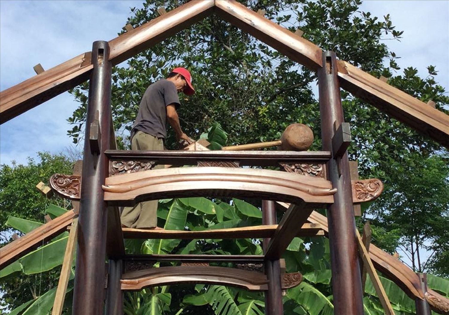 Các chi tiết được khớp bằng mộng âm - dương, không cần đinh