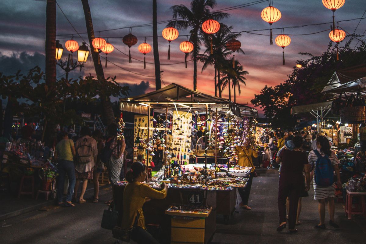 Khu chợ đêm rực rỡ, đông vui với hàng trăm gian hàng