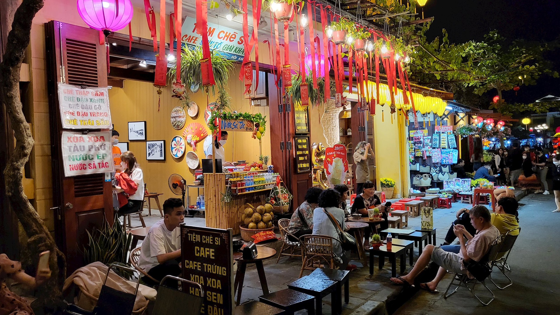 Quán cà phê phố cổ lãng mạn dưới ánh đèn lung linh