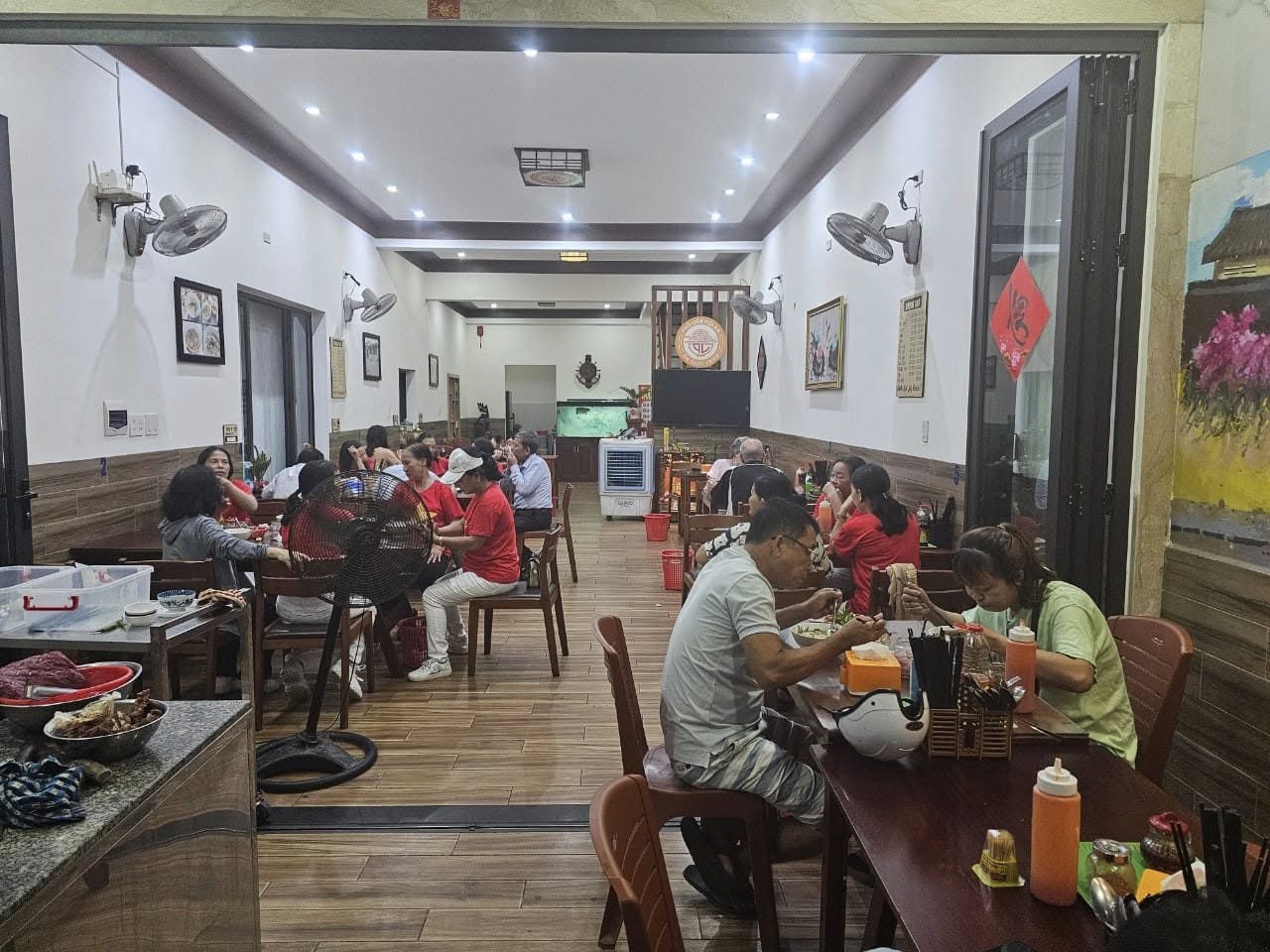 Quán Phở Liến được đông đảo du khách ghé thăm, thưởng thức