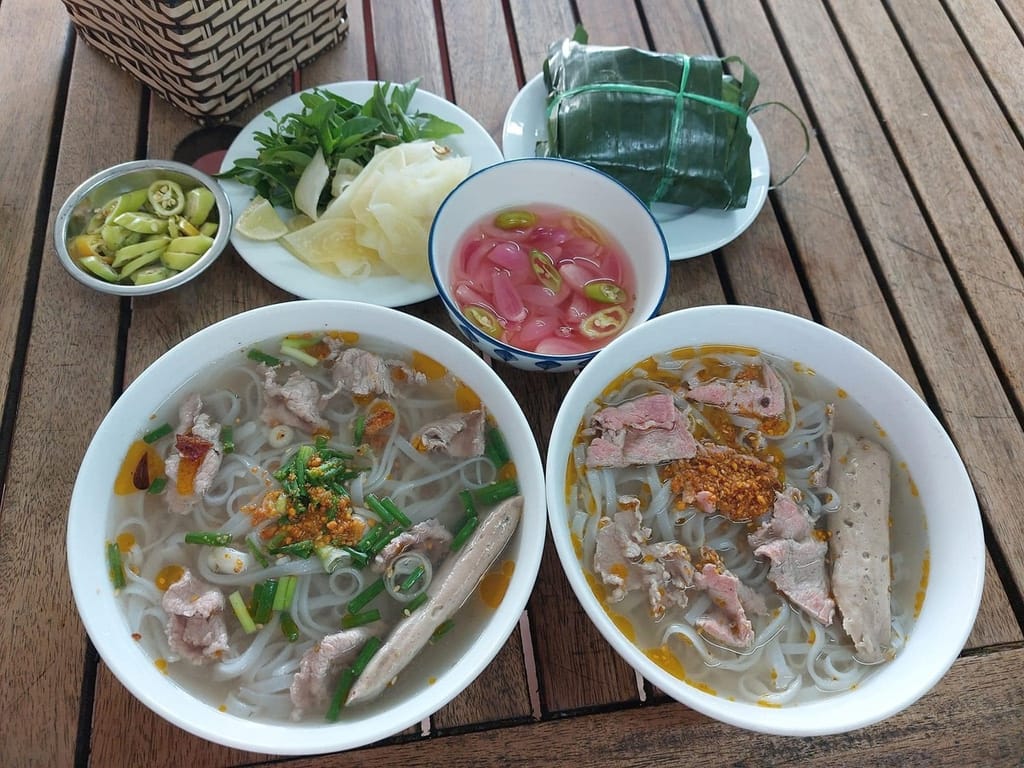 Ăn phở Liền kèm với các loại rau sống, đu đủ ngâm