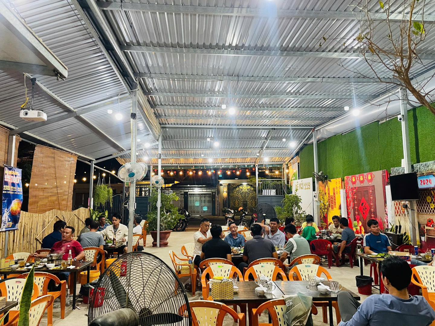 De Núi 119 tấp nập thực khách mỗi khi đêm xuống