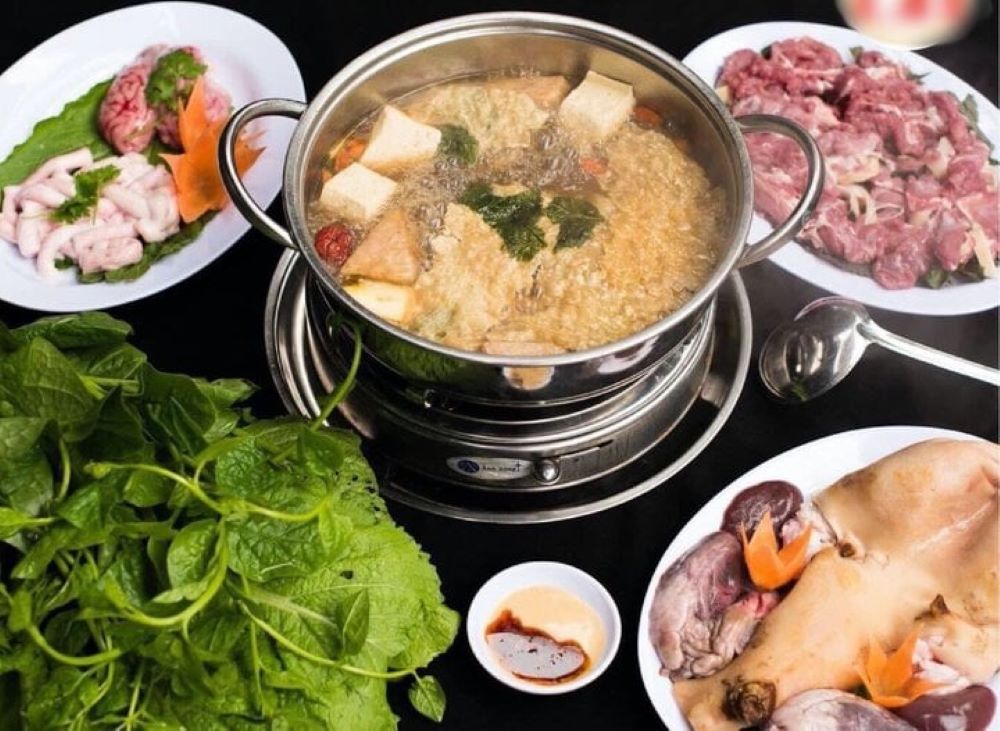 Món lẩu hấp dẫn, đa dạng topping tại quán Huy Dê Ninh Thuận