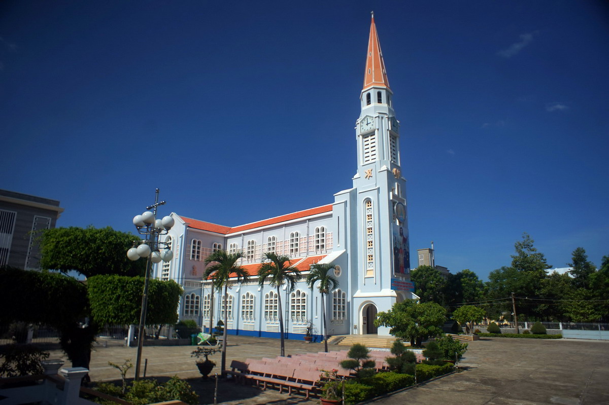 Nhà thờ Nhọn với kiến trúc Gothic độc đáo
