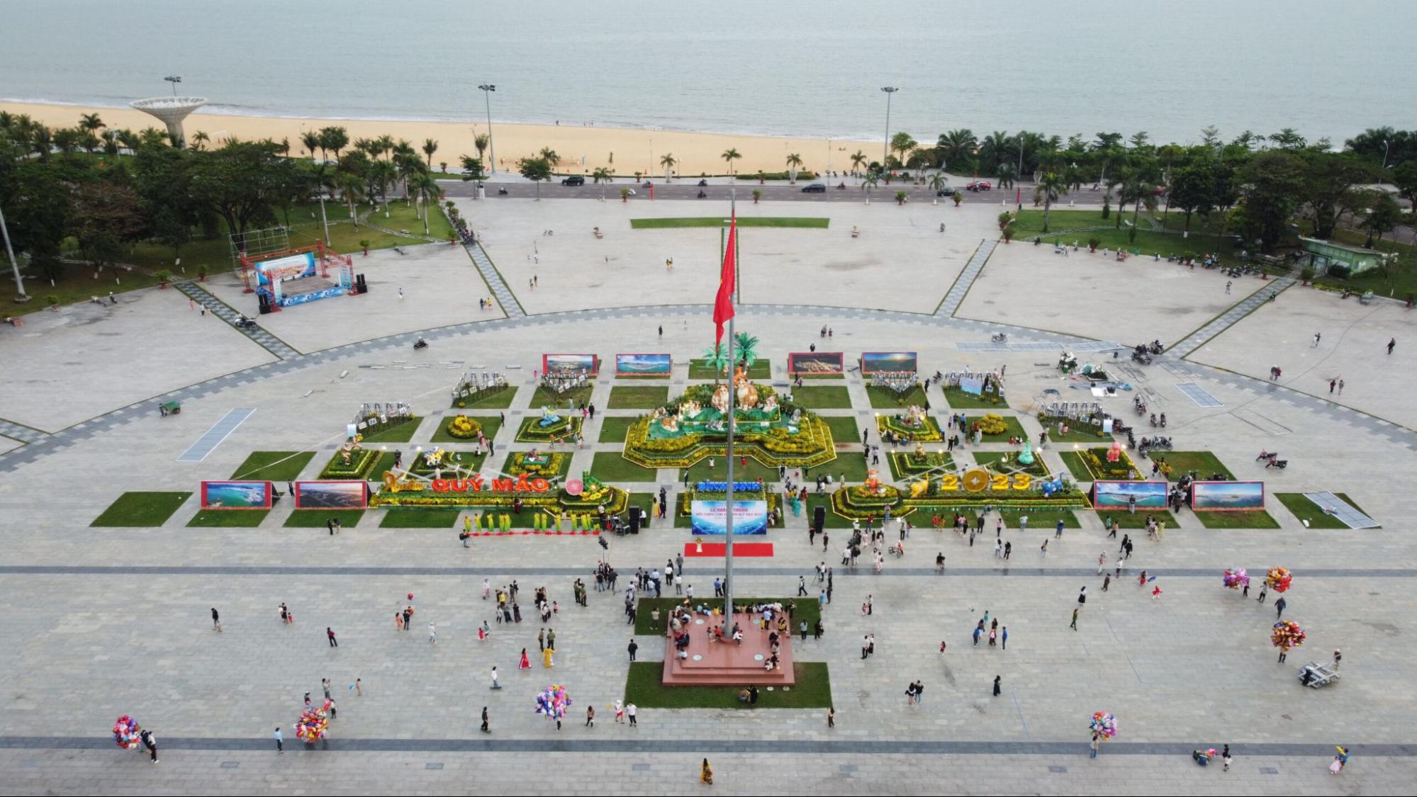 Quảng trường Quy Nhơn rộng lớn và thoáng đãng