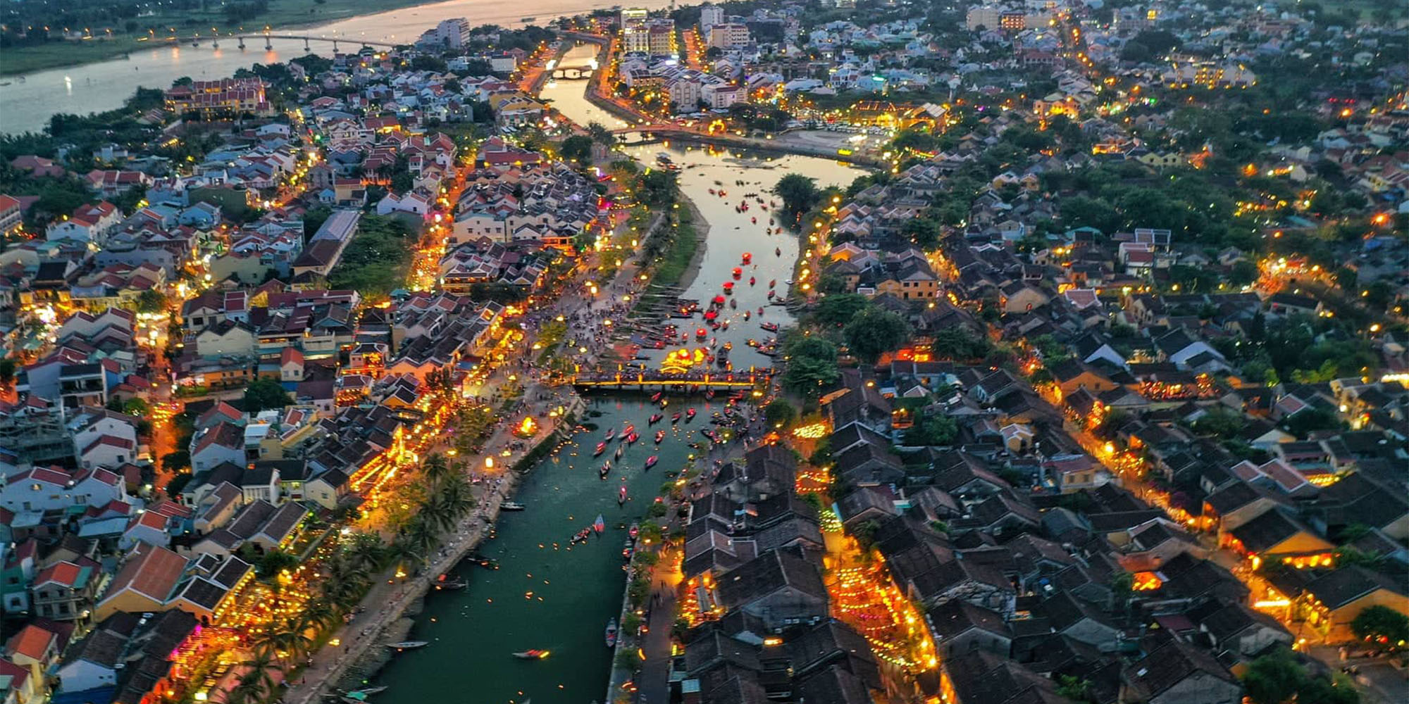 Sông Hoài lấp lánh soi bóng phố cổ Hội An ban đêm