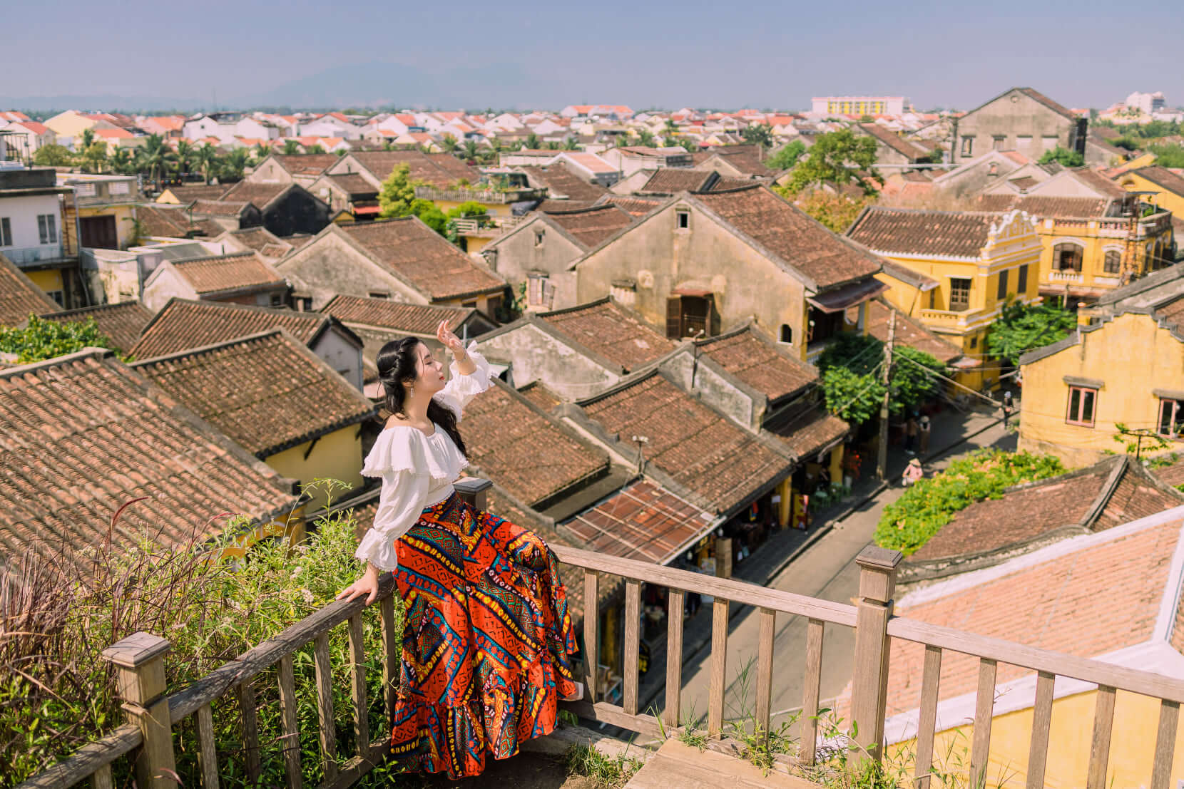 View tầng cao tại quán cà phê phố cổ nằm ven sông