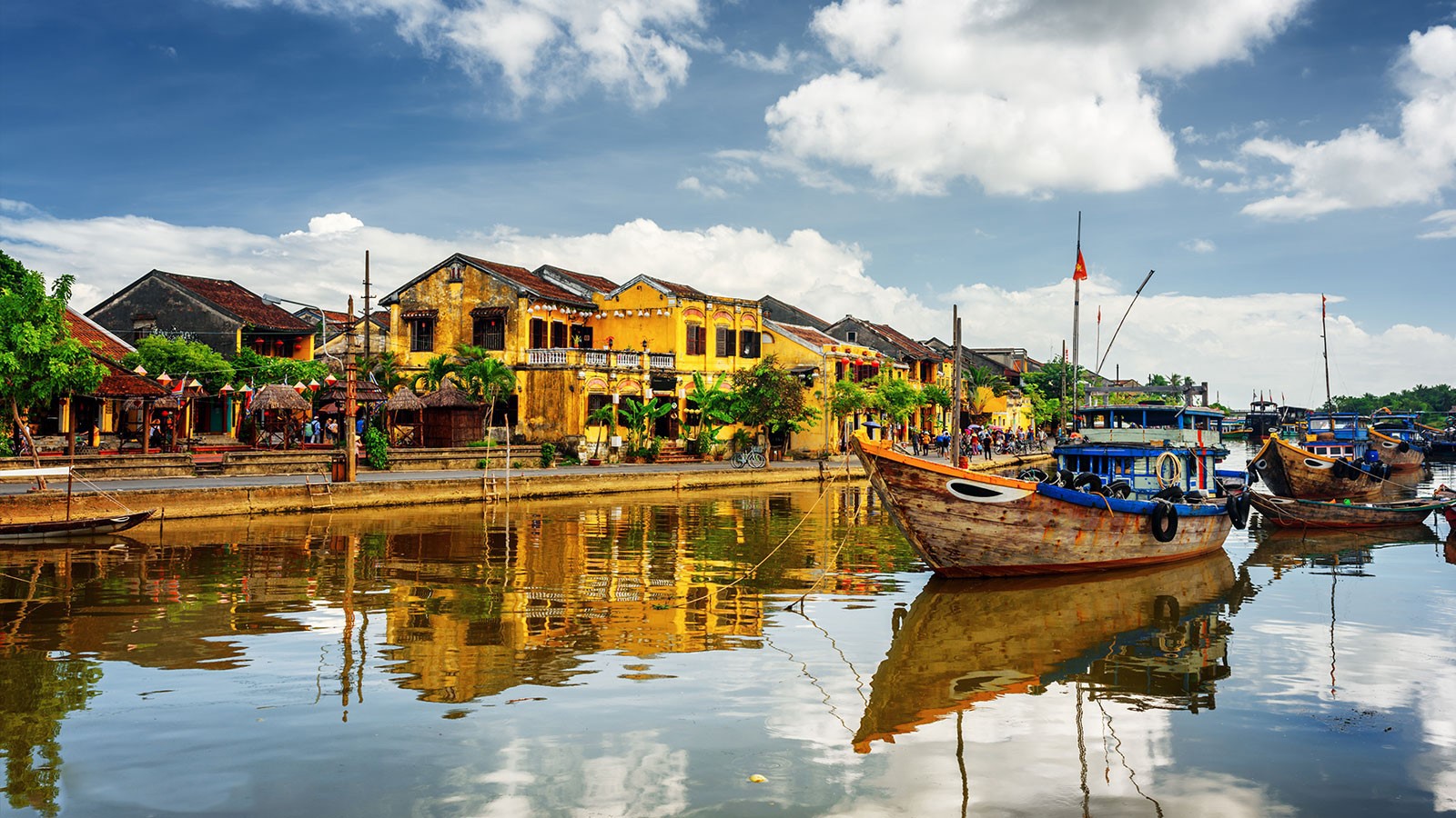 Sông Hoài hiền hòa, thơ mộng chảy qua phố cổ