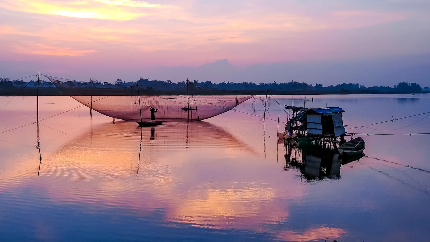 Mặt sông Thu Bồn êm đềm, trong veo vào ngày trời đẹp