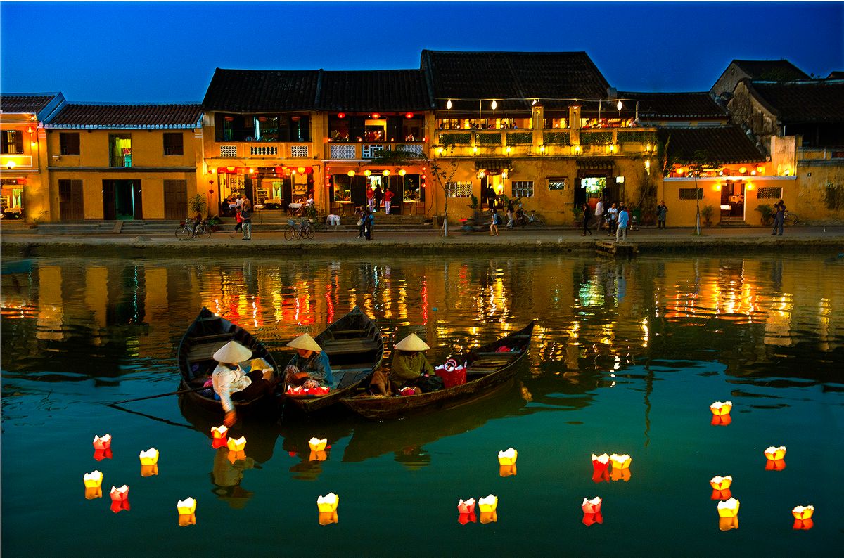 Sông Hoài lung linh với hàng ngàn chiếc đèn hoa đăng
