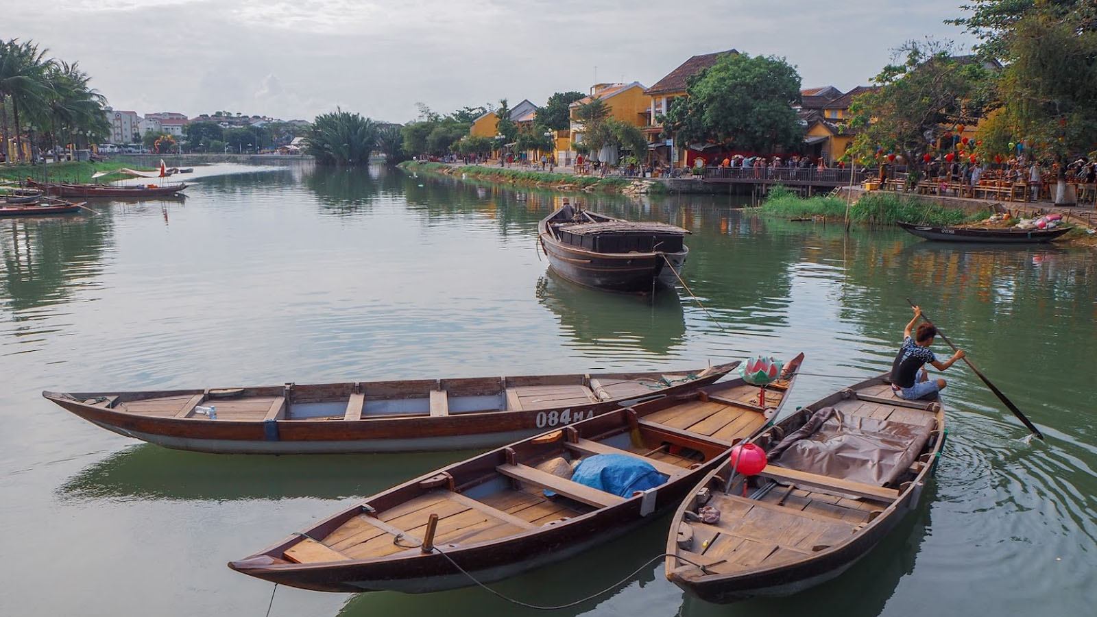 Chiếc thuyền gỗ nhẹ nhàng lướt trên mặt nước sông Thu Bồn