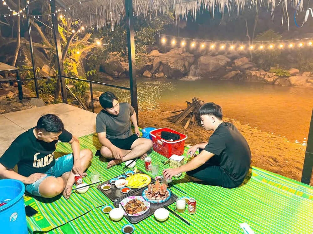 Tận hưởng bữa ăn ngon bên dòng nước