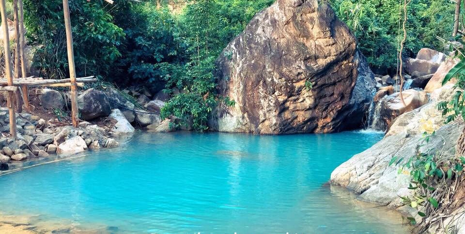 Khung cảnh hồ trong xanh lung linh dưới nắng vàng rực rỡ