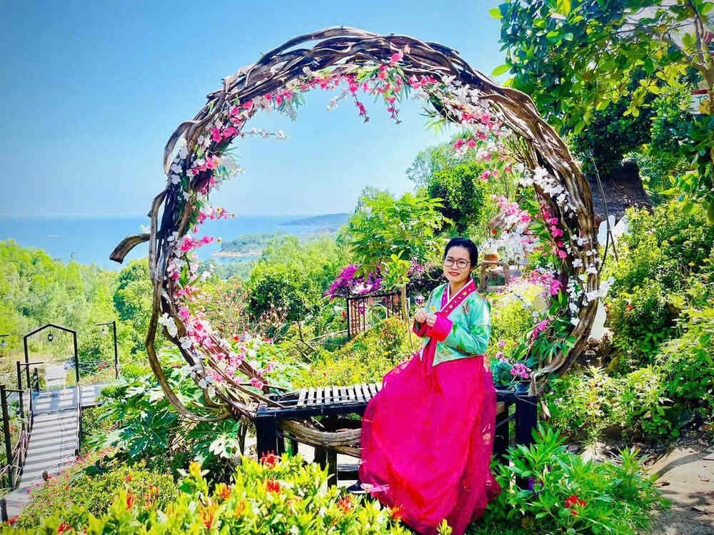 Nhiều bạn trẻ tìm đến check in bên núi đá hùng vĩ.