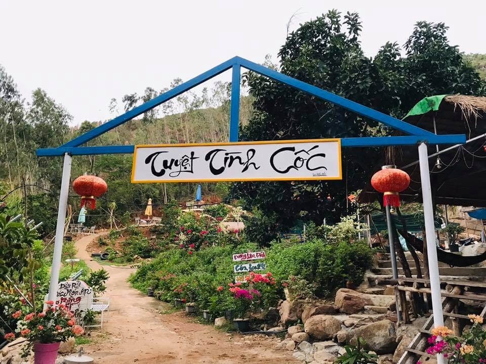 Con đường uốn lượn qua làng quê yên bình hướng núi non