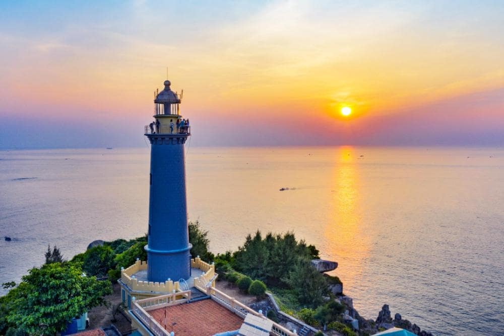 Hải đăng Mũi Điện sừng sững trên đỉnh núi, nhìn ra biển khơi bao la